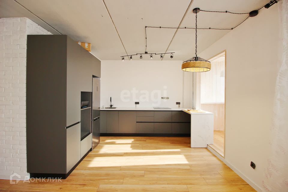Продаётся 4-комнатная квартира, 100 м²