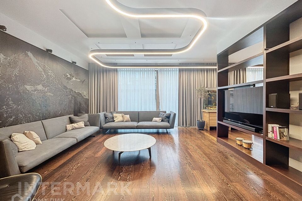 Сдаётся 4-комнатная квартира, 208 м²