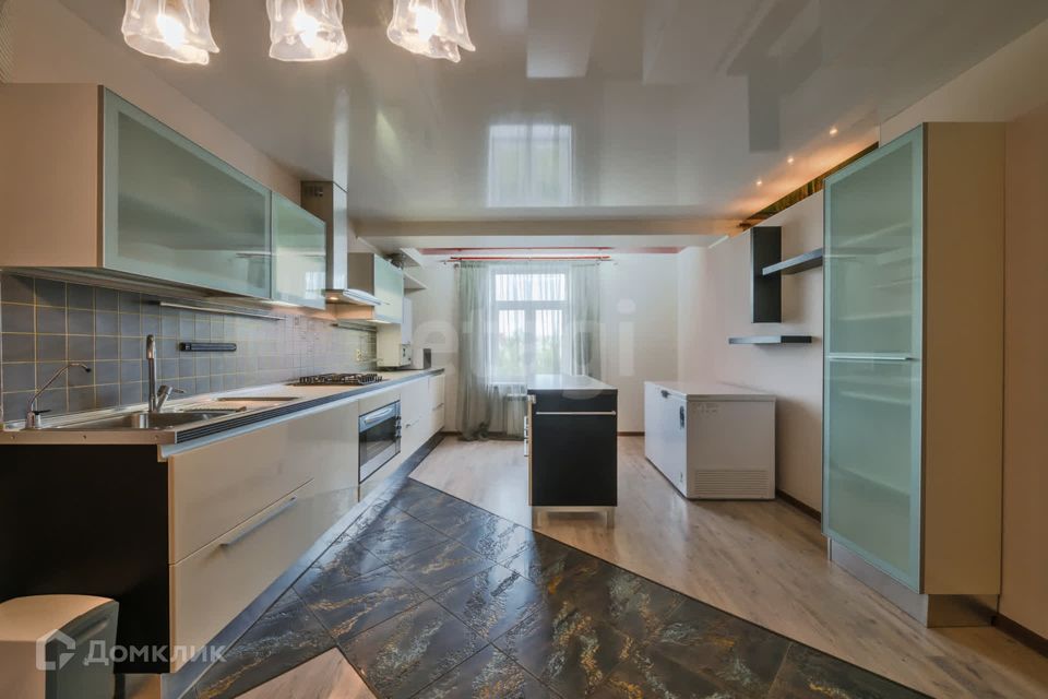 Продаётся 3-комнатная квартира, 166.3 м²