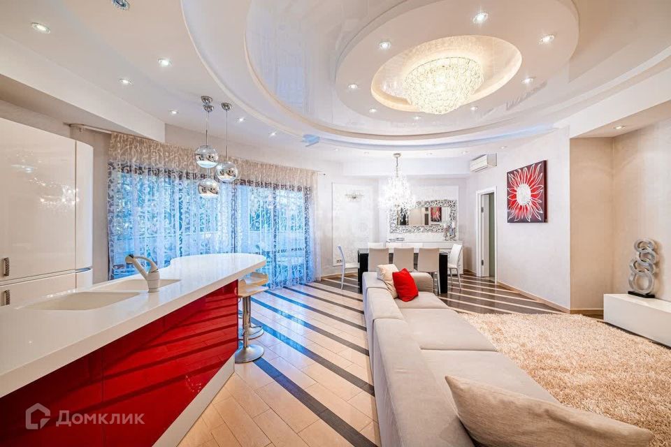 Продаётся 3-комнатная квартира, 140 м²