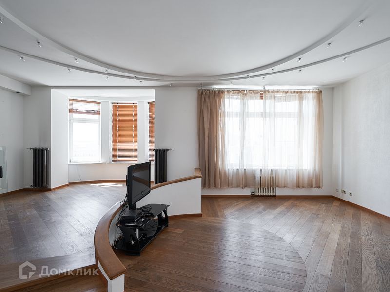 Сдаётся 4-комнатная квартира, 200 м²