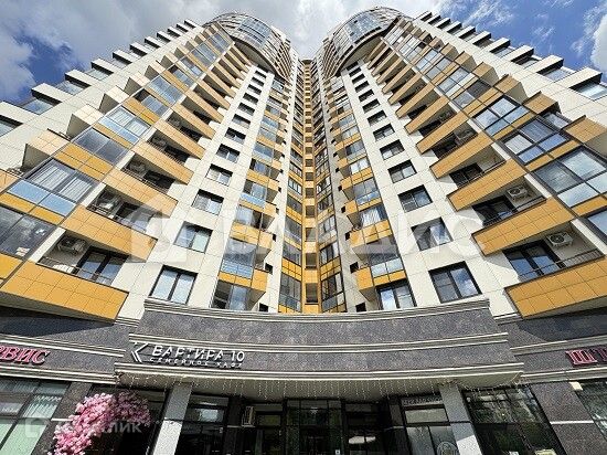 Продаётся 5-комнатная квартира, 215 м²