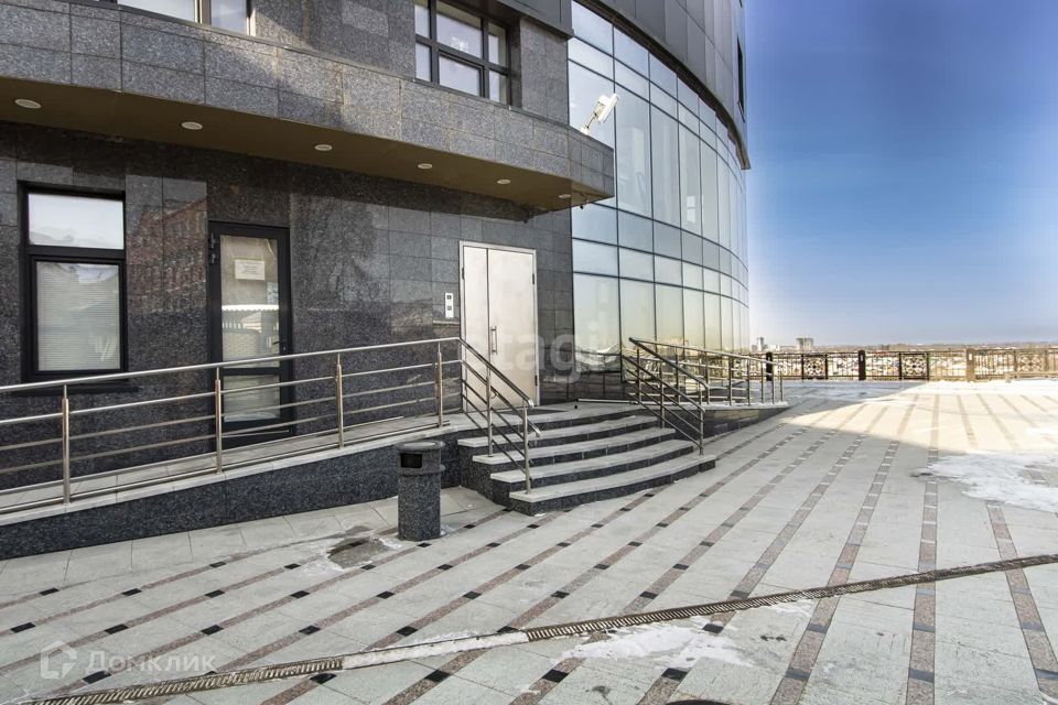 Продаётся 4-комнатная квартира, 208 м²