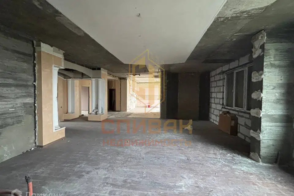 Продаётся 4-комнатная квартира, 193.8 м²