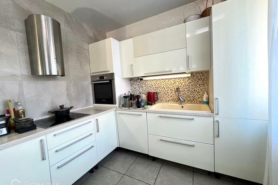 Продаётся 4-комнатная квартира, 131.8 м²