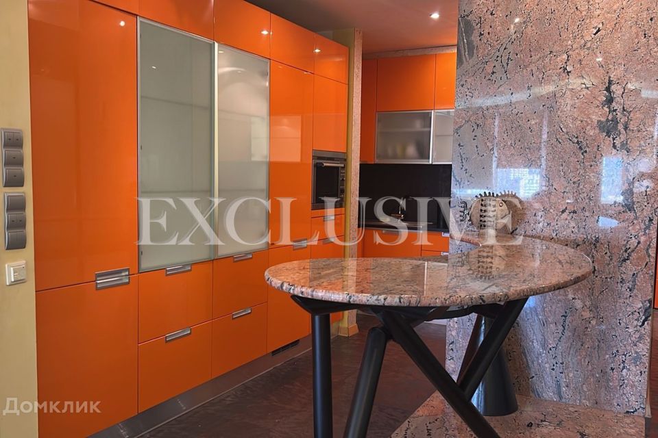 Продаётся 4-комнатная квартира, 127 м²