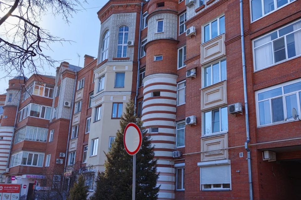 Продаётся 3-комнатная квартира, 183.9 м²