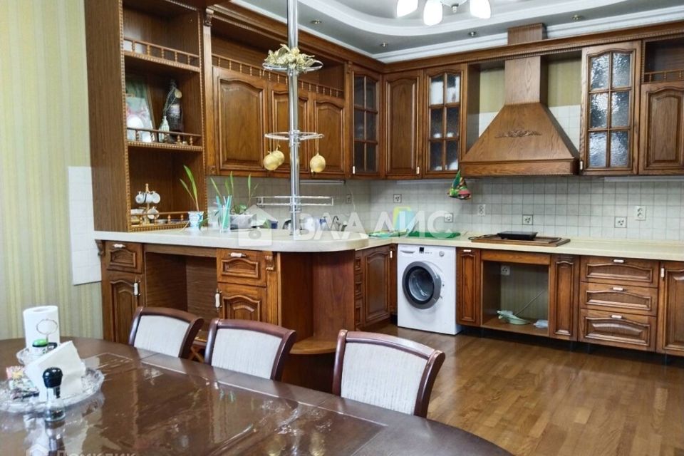 Сдаётся 6-комнатная квартира, 300 м²