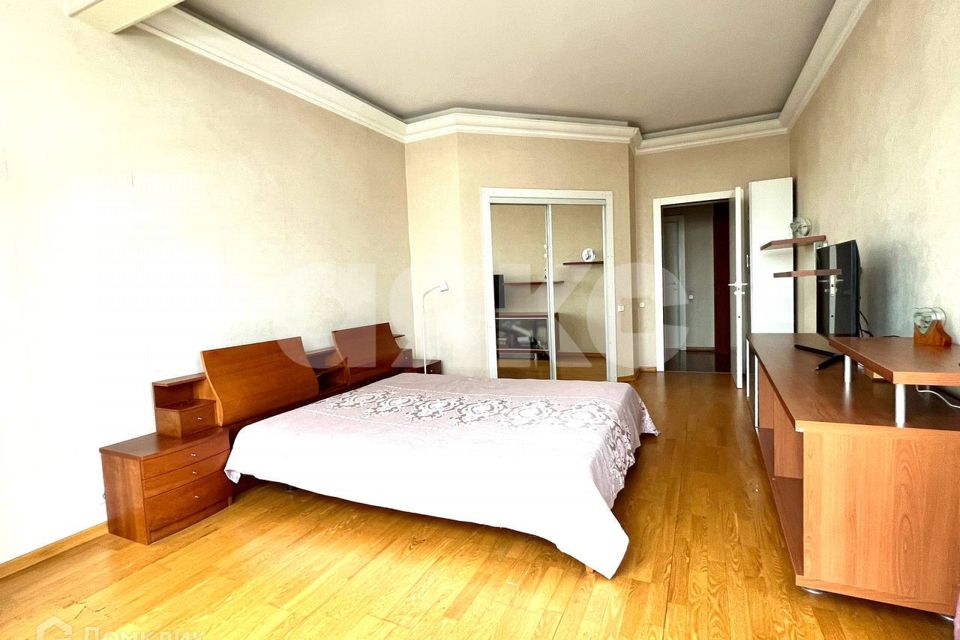 Продаётся 4-комнатная квартира, 162 м²