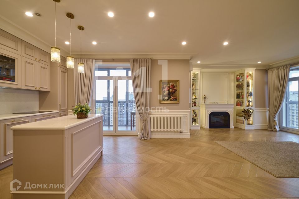 Продаётся 4-комнатная квартира, 135 м²