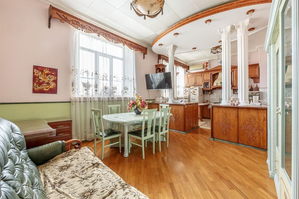 Продаётся 4-комнатная квартира, 143 м²