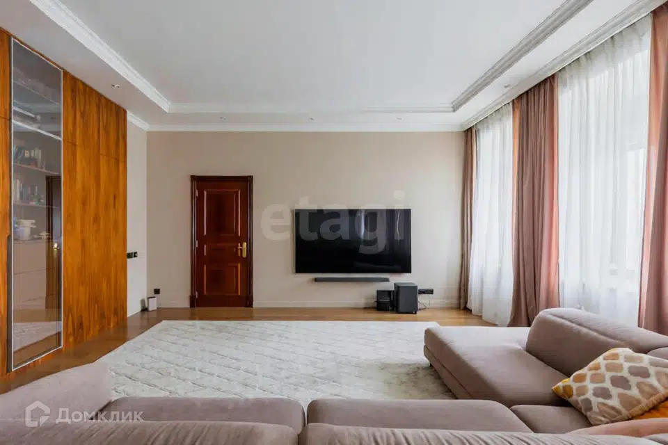 Продаётся 4-комнатная квартира, 187.6 м²