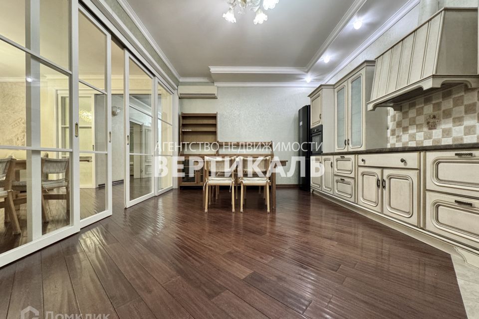 Сдаётся 4-комнатная квартира, 180 м²