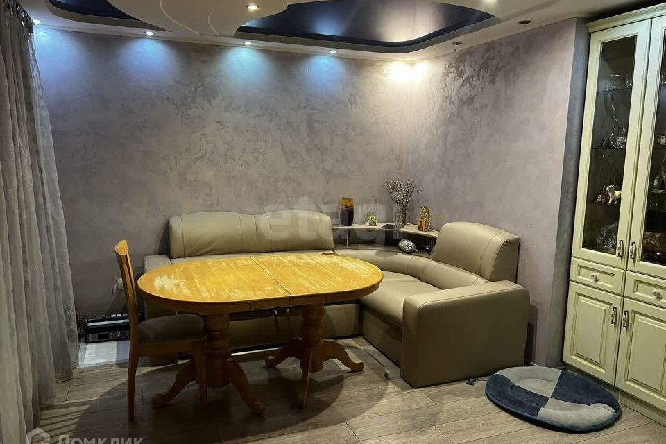 Продаётся 4-комнатная квартира, 151.7 м²