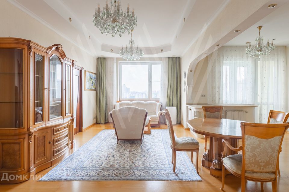 Продаётся 3-комнатная квартира, 159 м²