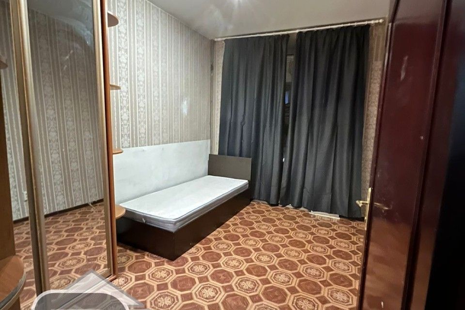Продаётся 4 комнаты в 5-комн. квартире, 38.8 м²