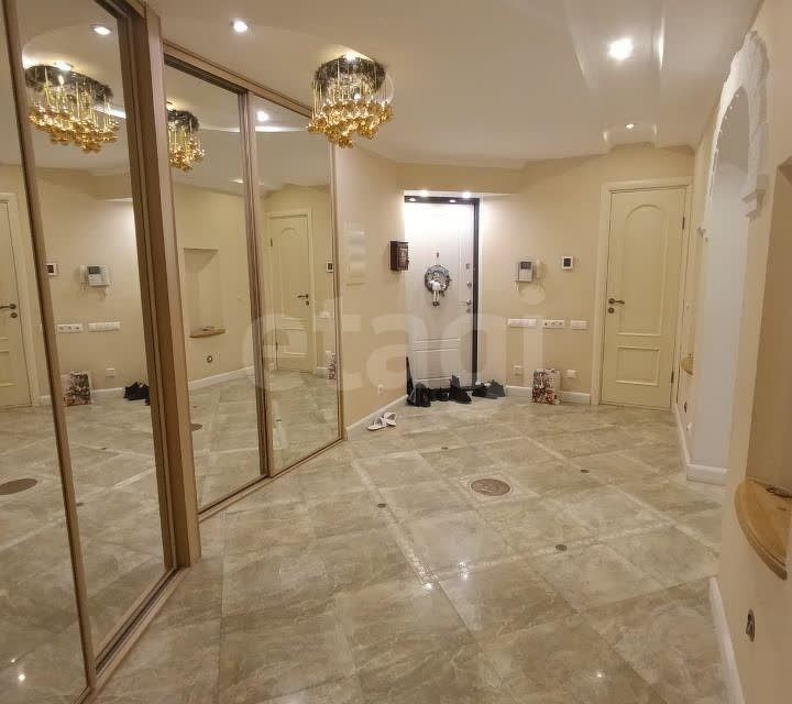 Продаётся 4-комнатная квартира, 155.6 м²