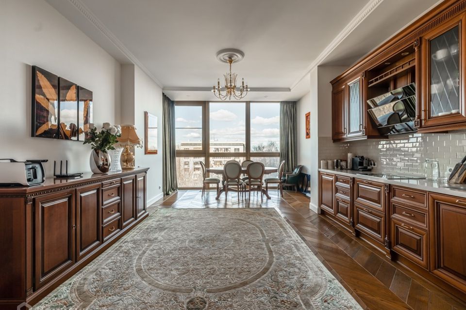 Продаётся 4-комнатная квартира, 180 м²