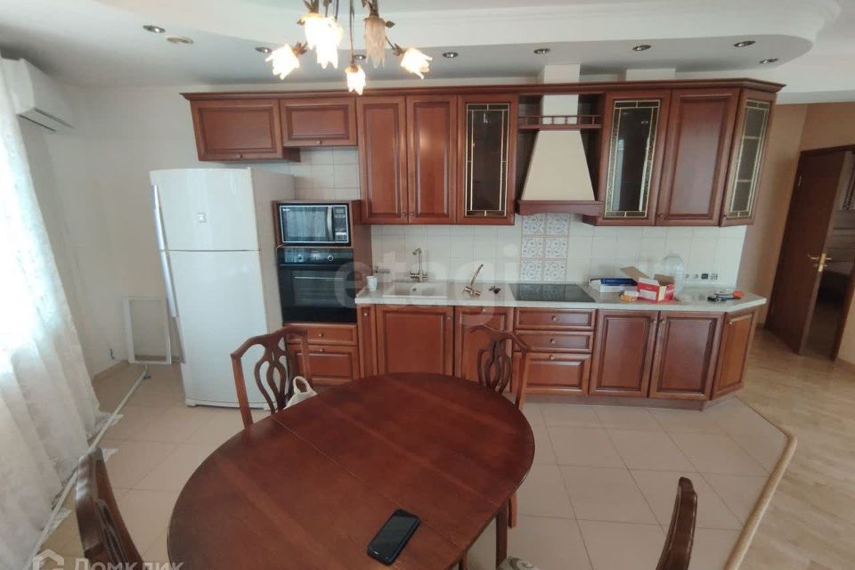 Сдаётся 3-комнатная квартира, 143 м²