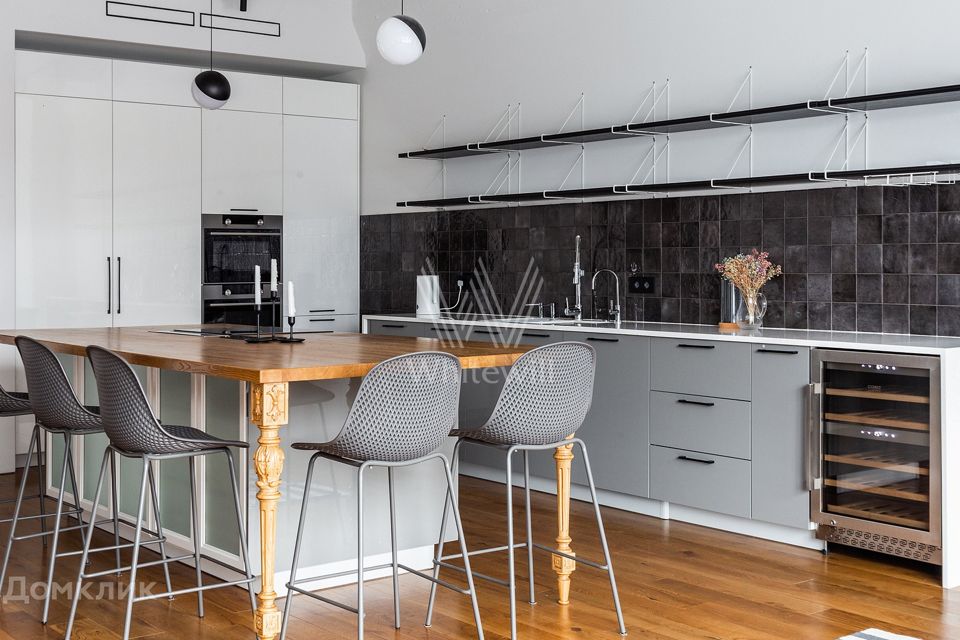 Сдаётся 4-комнатная квартира, 159 м²