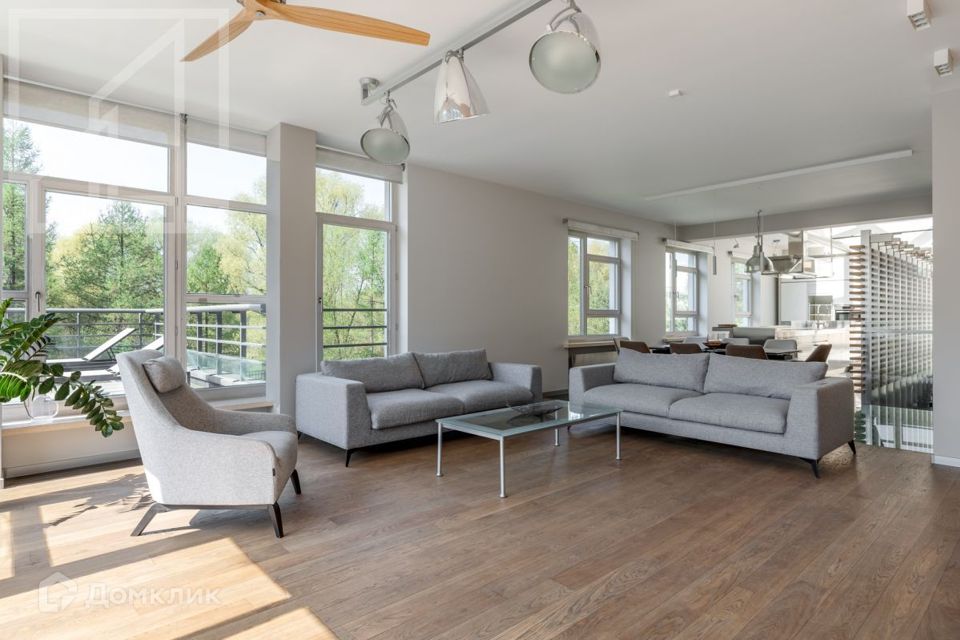 Сдаётся 4-комнатная квартира, 305 м²