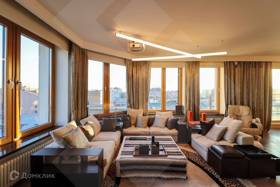 Сдаётся 4-комнатная квартира, 211 м²