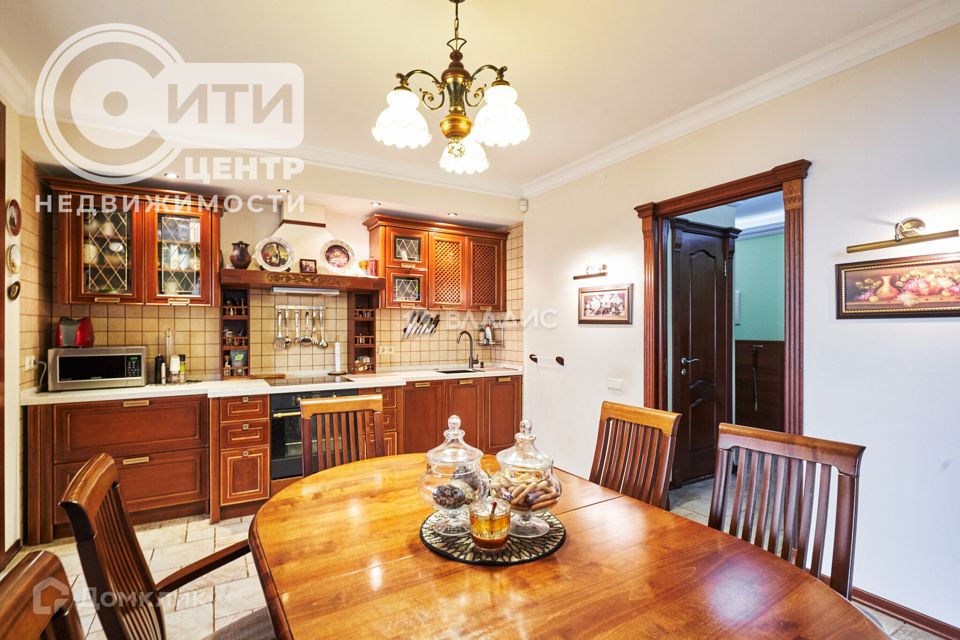 Продаётся 4-комнатная квартира, 142.4 м²