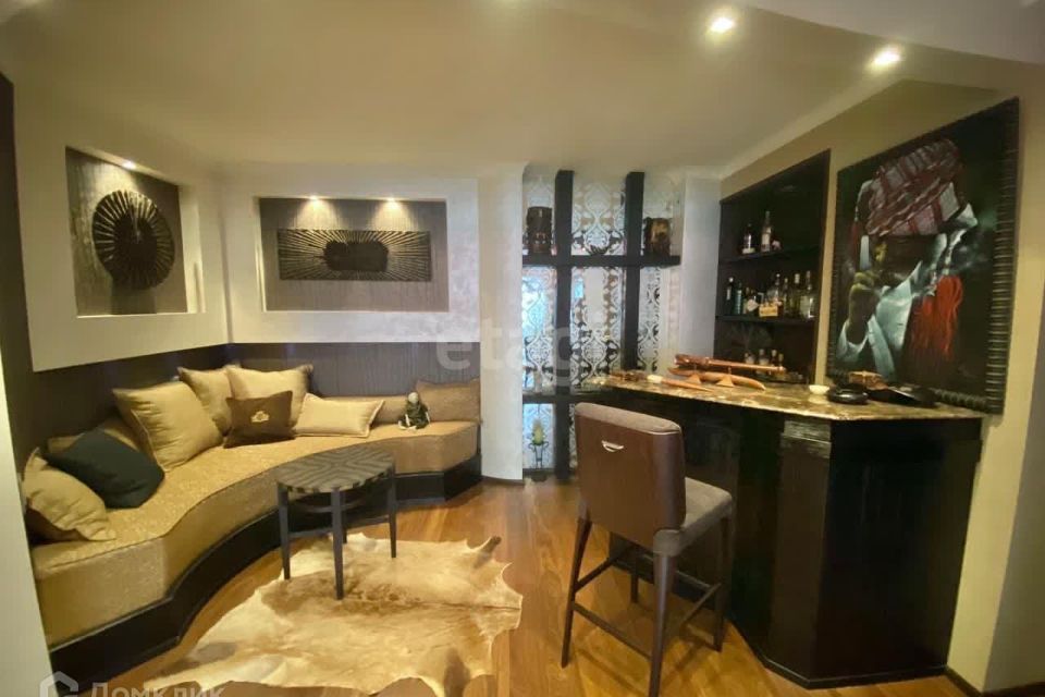 Продаётся 5-комнатная квартира, 240 м²