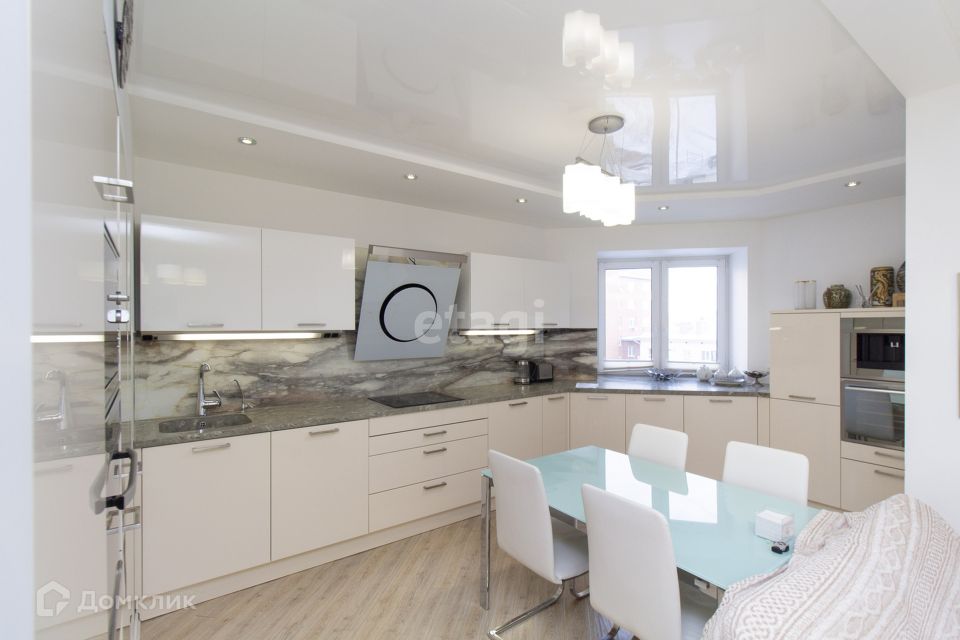 Сдаётся 4-комнатная квартира, 154 м²