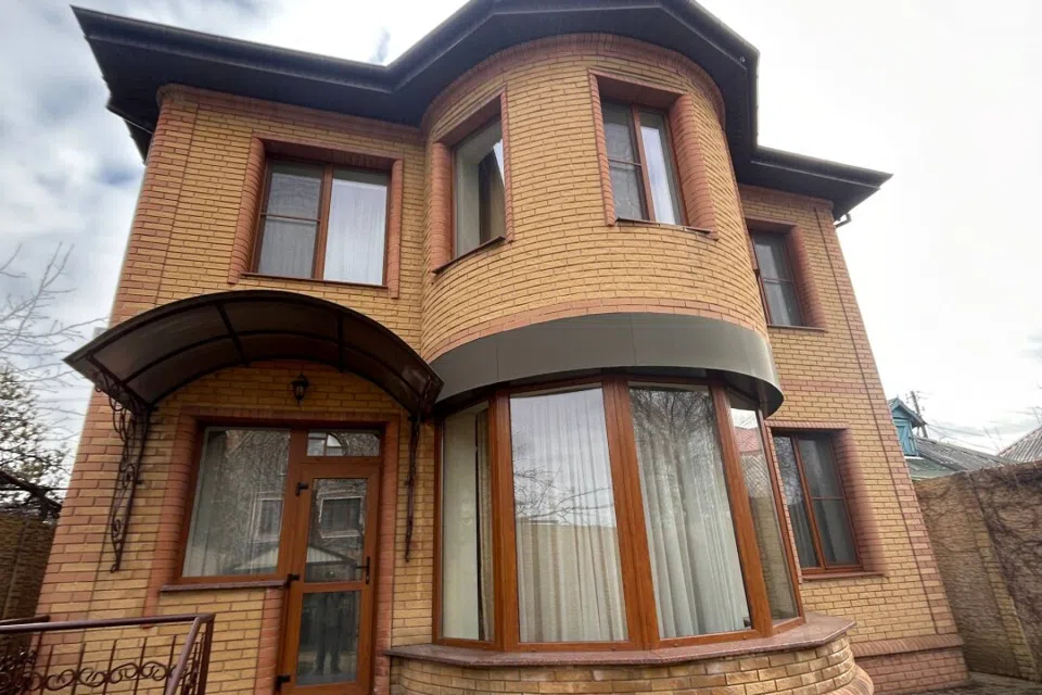 Сдаётся 2-этажный дом, 165 м²