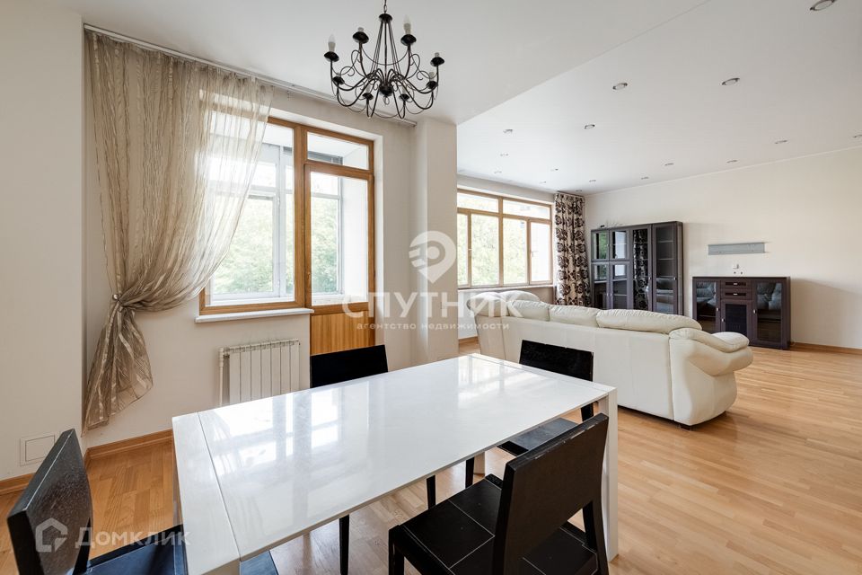 Продаётся 4-комнатная квартира, 162 м²