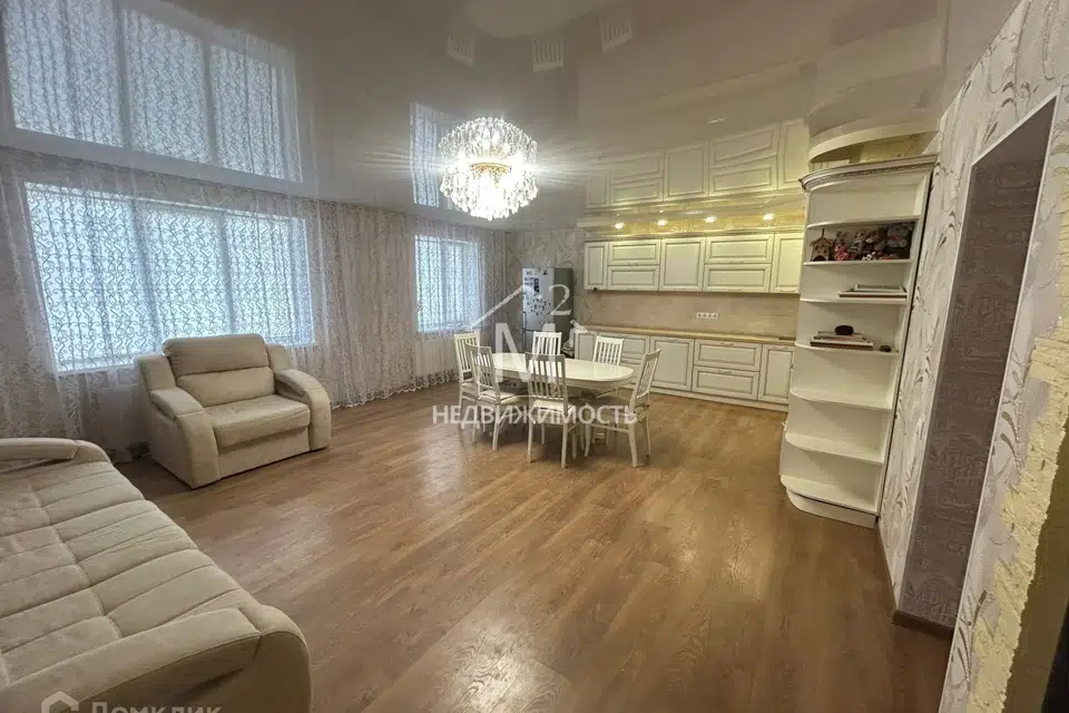 Продаётся 3-этажный дом, 246 м²