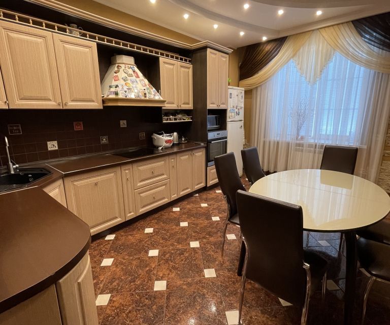 Продаётся 3-комнатная квартира, 130 м²
