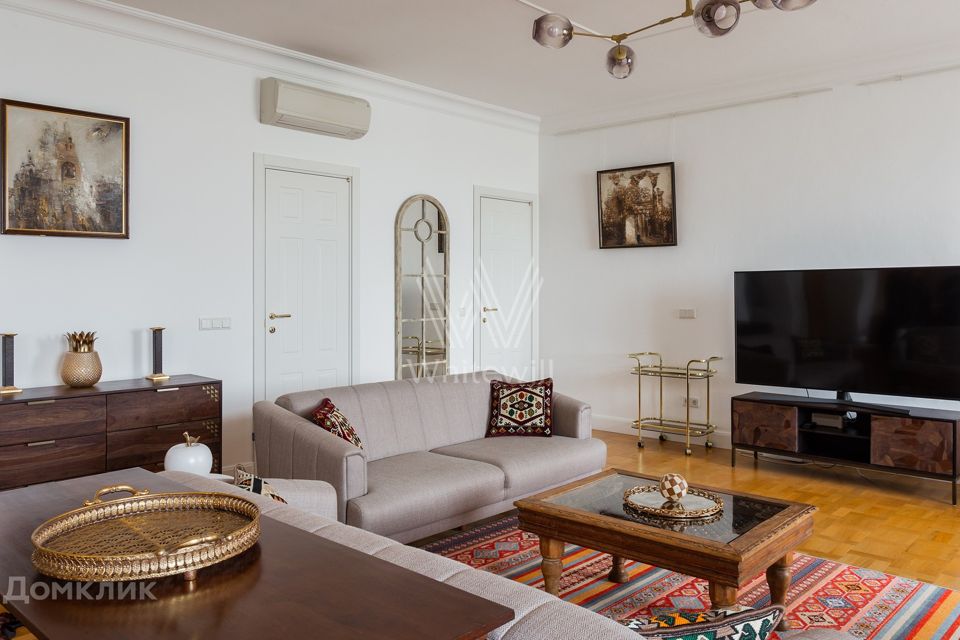 Сдаётся 4-комнатная квартира, 210 м²