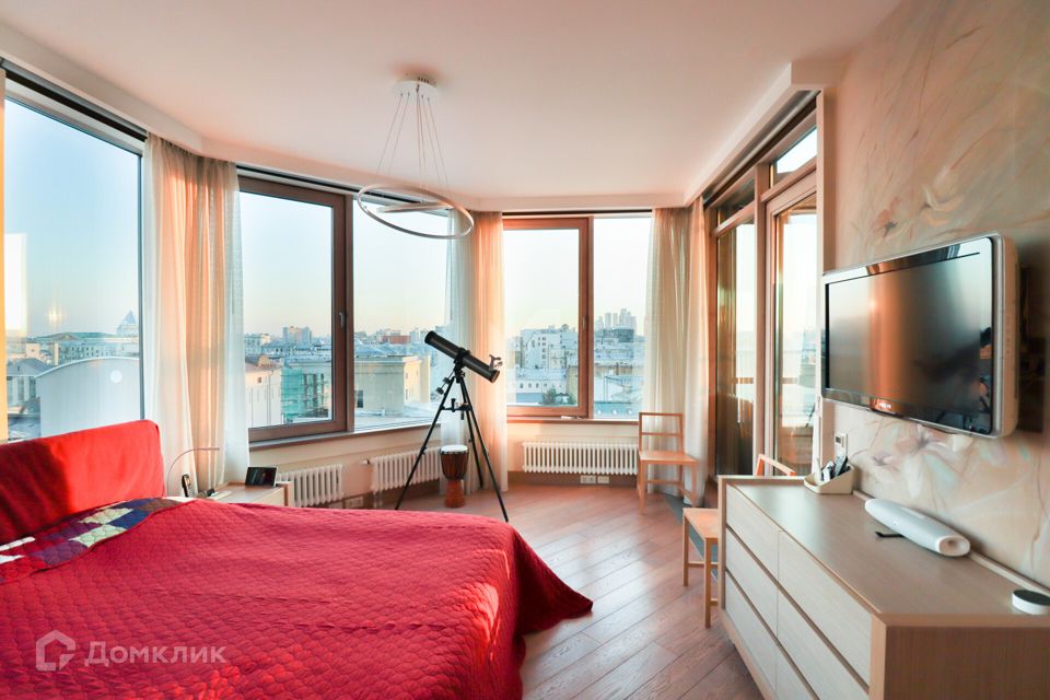Сдаётся 4-комнатная квартира, 215 м²