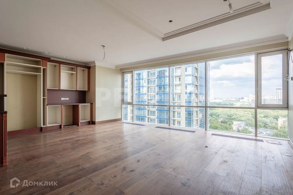 Продаётся 4-комнатная квартира, 165.5 м²