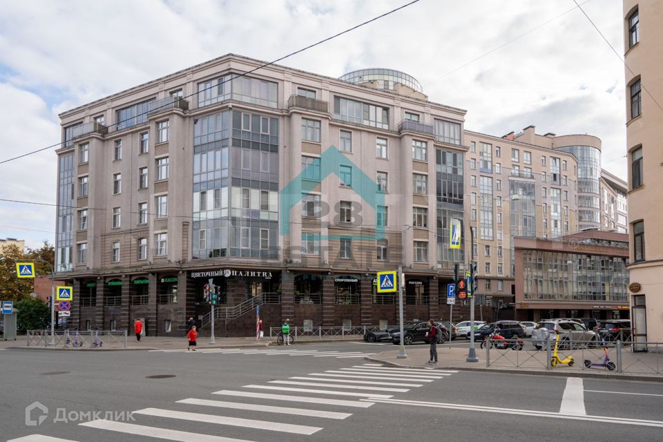 Продаётся 5-комнатная квартира, 230 м²