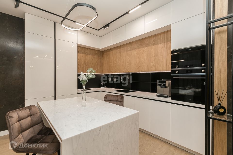 Продаётся 3-комнатная квартира, 144 м²