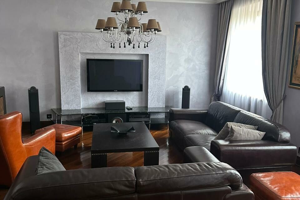 Продаётся 4-комнатная квартира, 157.3 м²