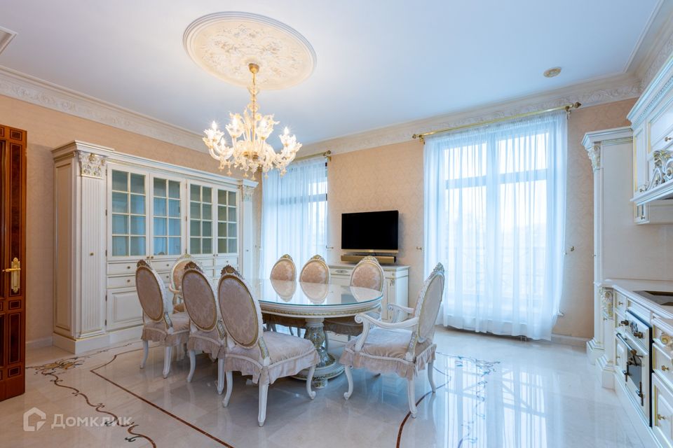 Продаётся 4-комнатная квартира, 236.7 м²