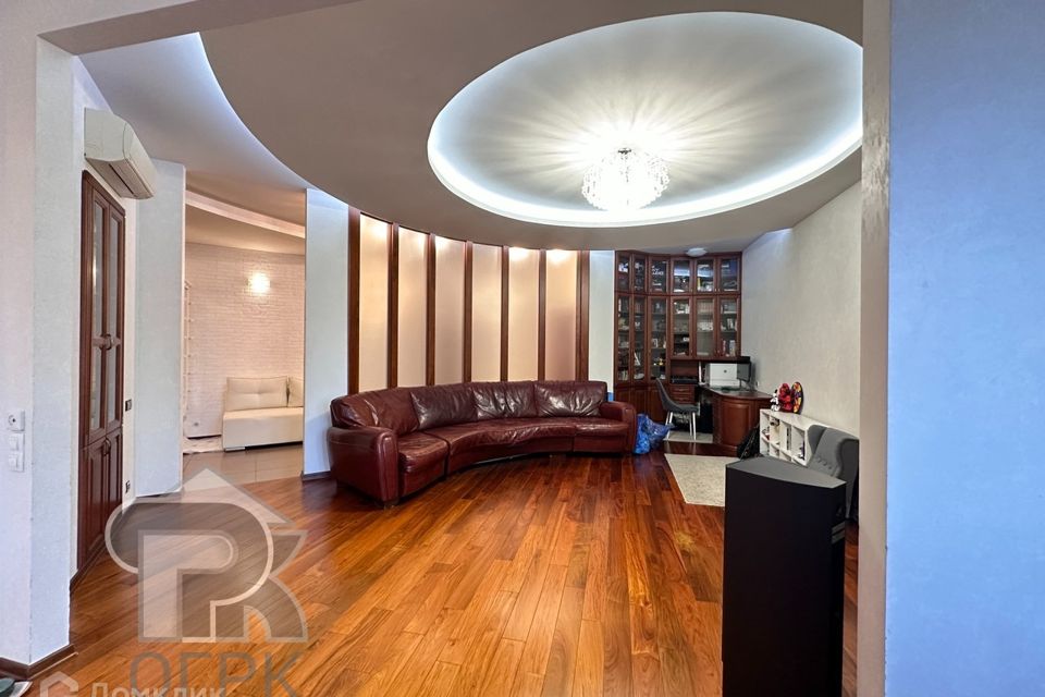 Продаётся 3-комнатная квартира, 121.7 м²