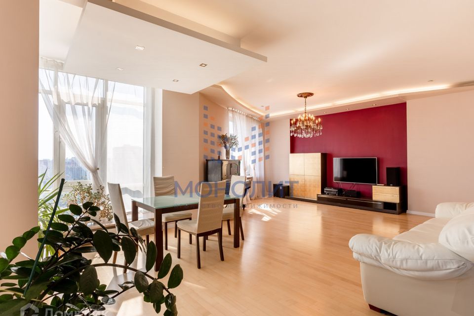 Продаётся 3-комнатная квартира, 140.4 м²
