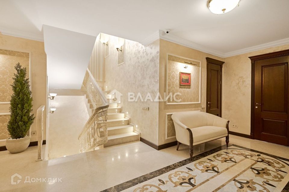 Продаётся 10-комнатная квартира, 430 м²