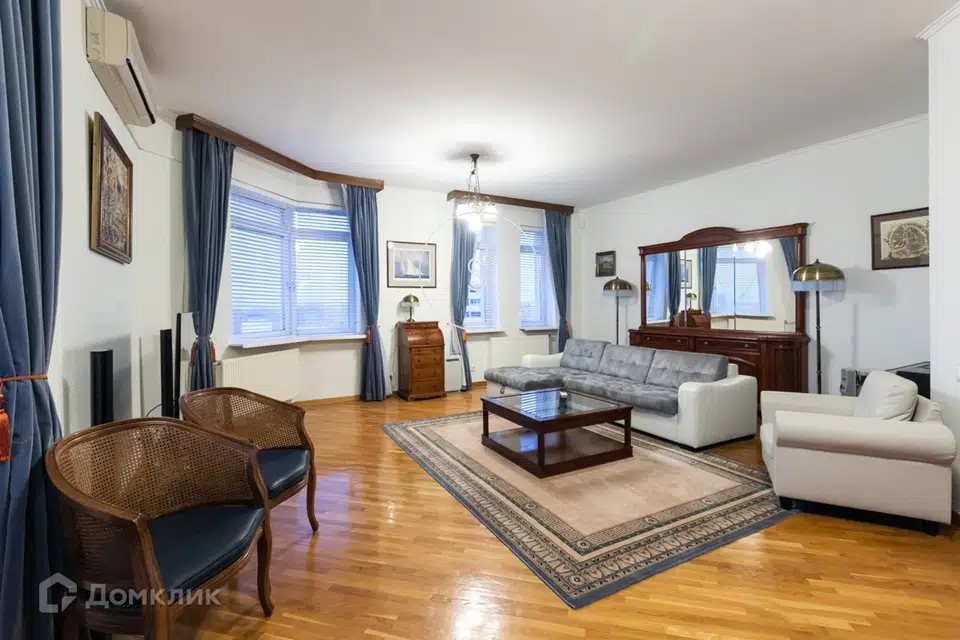 Сдаётся 4-комнатная квартира, 200 м²