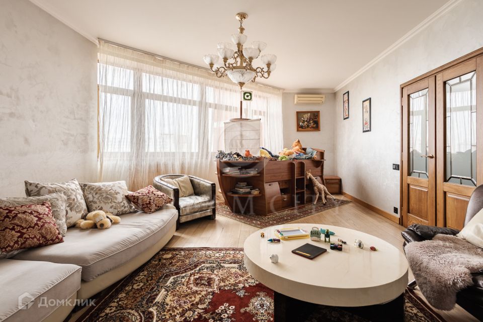 Продаётся 5-комнатная квартира, 195 м²