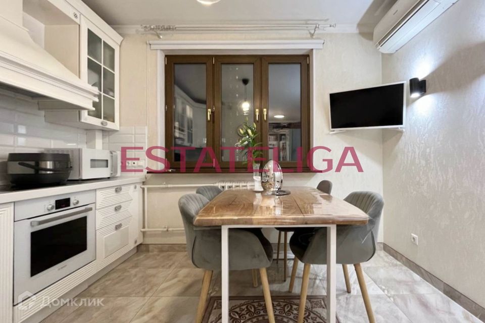 Продаётся 4-комнатная квартира, 100 м²
