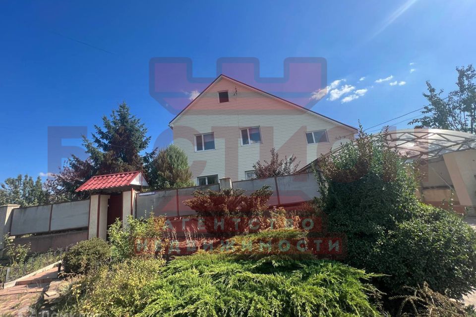 Продаётся 3-этажный дом, 300 м²