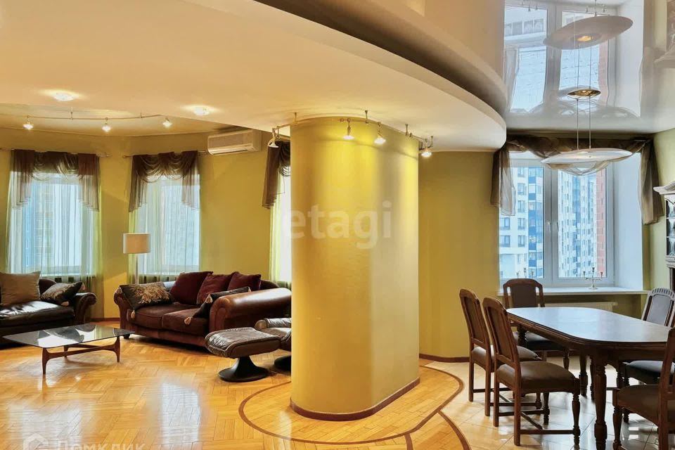 Продаётся 3-комнатная квартира, 200 м²