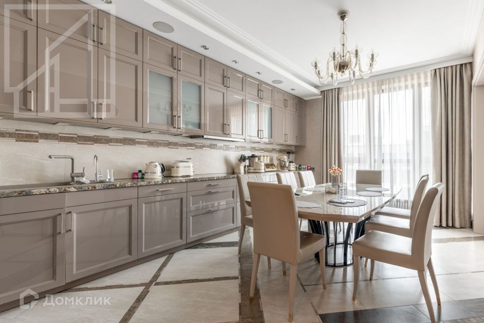 Сдаётся 6-комнатная квартира, 270 м²