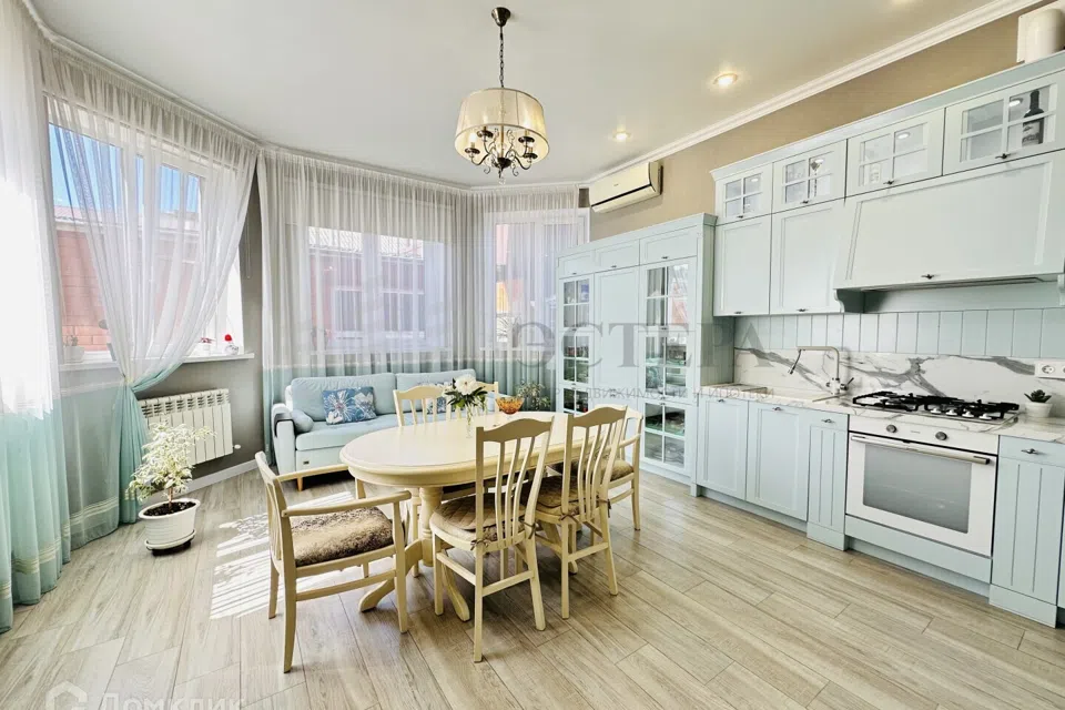 Продаётся 3-этажный дом, 250 м²